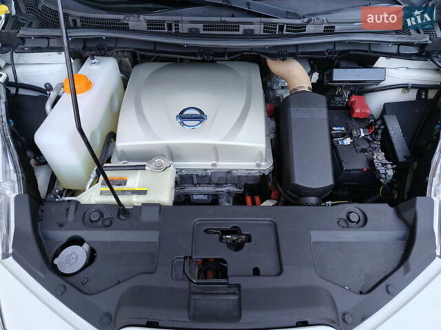 Белый Ниссан Лиф, объемом двигателя 0 л и пробегом 118 тыс. км за 7599 $, фото 62 на Automoto.ua