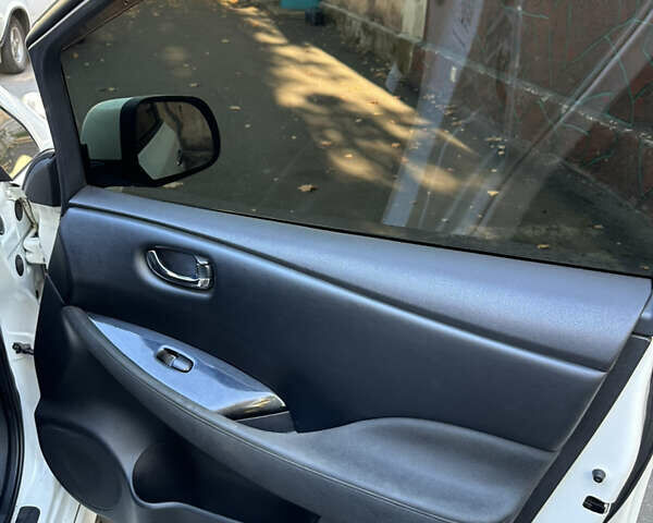 Белый Ниссан Лиф, объемом двигателя 0 л и пробегом 136 тыс. км за 4999 $, фото 13 на Automoto.ua