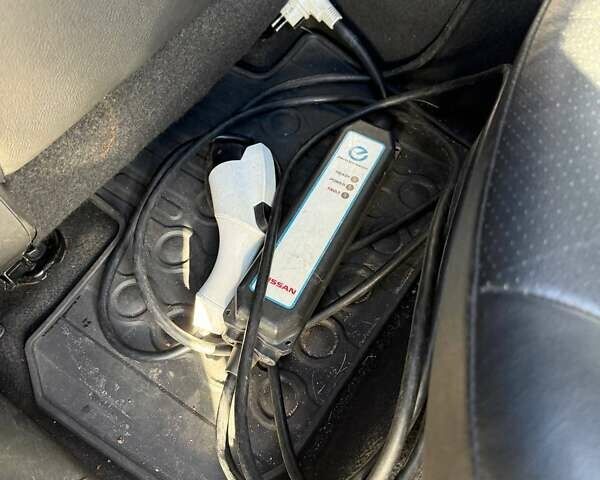 Белый Ниссан Лиф, объемом двигателя 0 л и пробегом 161 тыс. км за 8500 $, фото 7 на Automoto.ua