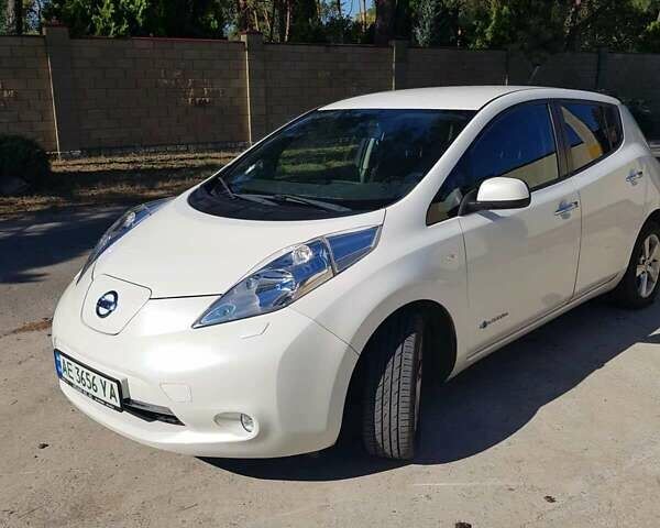 Белый Ниссан Лиф, объемом двигателя 0 л и пробегом 101 тыс. км за 8700 $, фото 4 на Automoto.ua