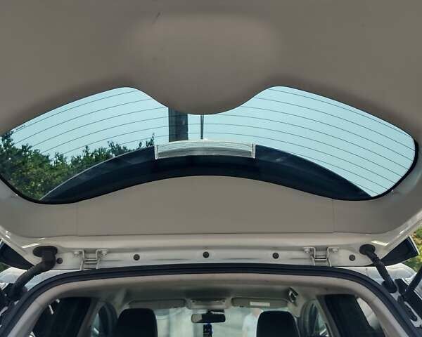 Белый Ниссан Лиф, объемом двигателя 0 л и пробегом 112 тыс. км за 8100 $, фото 17 на Automoto.ua