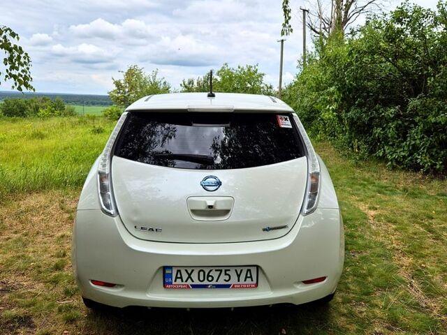 Белый Ниссан Лиф, объемом двигателя 0 л и пробегом 219 тыс. км за 7500 $, фото 7 на Automoto.ua