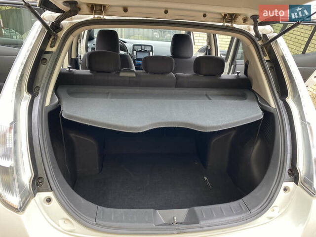 Белый Ниссан Лиф, объемом двигателя 0 л и пробегом 148 тыс. км за 5999 $, фото 16 на Automoto.ua