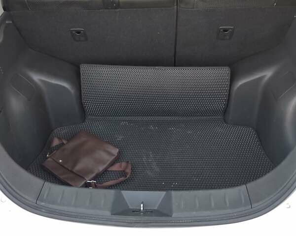 Белый Ниссан Лиф, объемом двигателя 0 л и пробегом 112 тыс. км за 8100 $, фото 18 на Automoto.ua