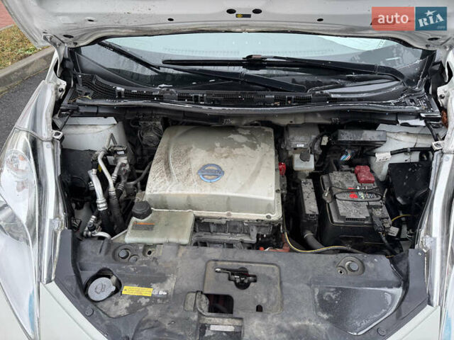 Белый Ниссан Лиф, объемом двигателя 0 л и пробегом 121 тыс. км за 6900 $, фото 20 на Automoto.ua