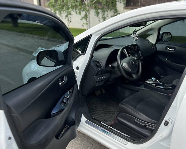 Белый Ниссан Лиф, объемом двигателя 0 л и пробегом 155 тыс. км за 7800 $, фото 9 на Automoto.ua