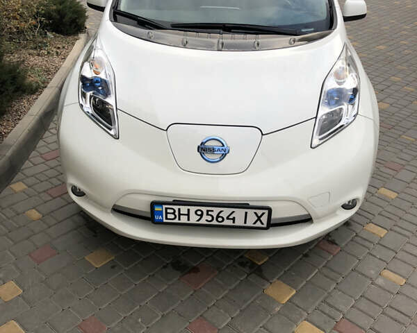 Белый Ниссан Лиф, объемом двигателя 0 л и пробегом 52 тыс. км за 12200 $, фото 2 на Automoto.ua