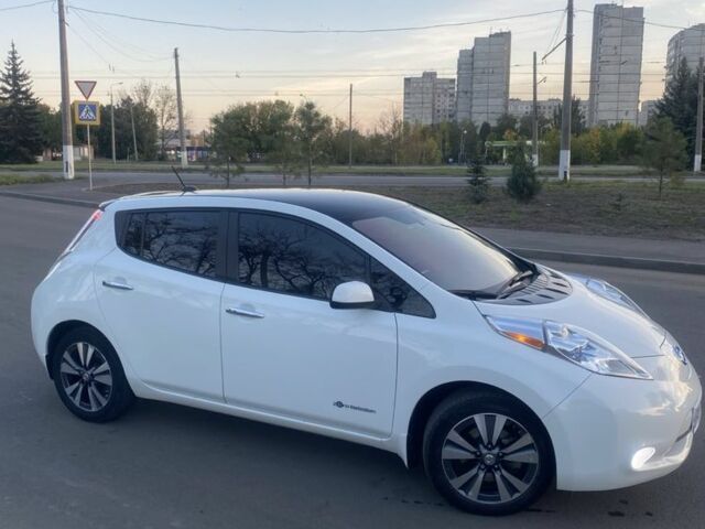 Белый Ниссан Лиф, объемом двигателя 0 л и пробегом 95 тыс. км за 8000 $, фото 2 на Automoto.ua
