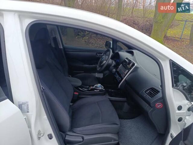 Белый Ниссан Лиф, объемом двигателя 0 л и пробегом 67 тыс. км за 7500 $, фото 29 на Automoto.ua