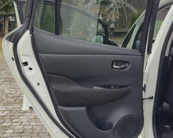 Белый Ниссан Лиф, объемом двигателя 0 л и пробегом 73 тыс. км за 5900 $, фото 28 на Automoto.ua