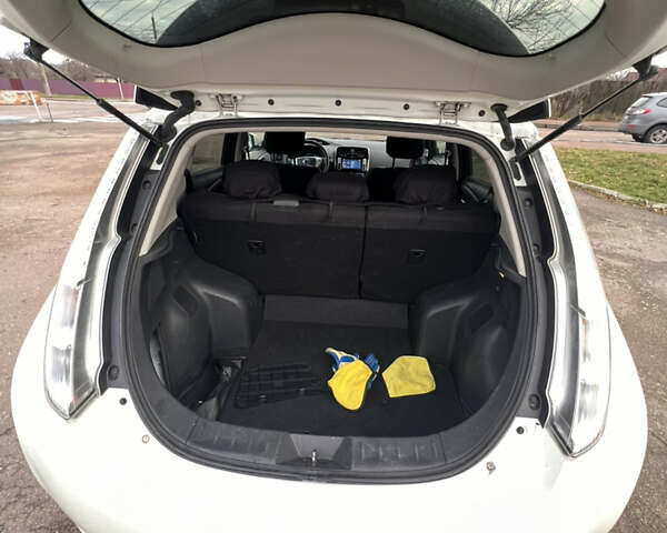 Белый Ниссан Лиф, объемом двигателя 0 л и пробегом 96 тыс. км за 8200 $, фото 21 на Automoto.ua