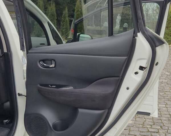 Белый Ниссан Лиф, объемом двигателя 0 л и пробегом 73 тыс. км за 5900 $, фото 30 на Automoto.ua