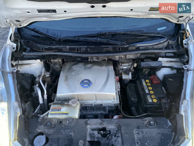 Белый Ниссан Лиф, объемом двигателя 0 л и пробегом 102 тыс. км за 6990 $, фото 23 на Automoto.ua