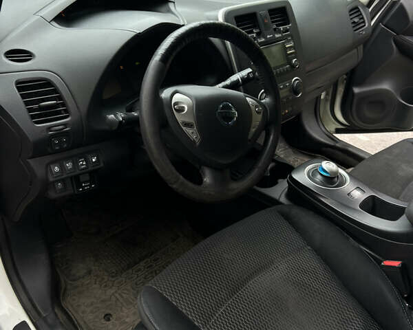 Белый Ниссан Лиф, объемом двигателя 0 л и пробегом 264 тыс. км за 4500 $, фото 14 на Automoto.ua