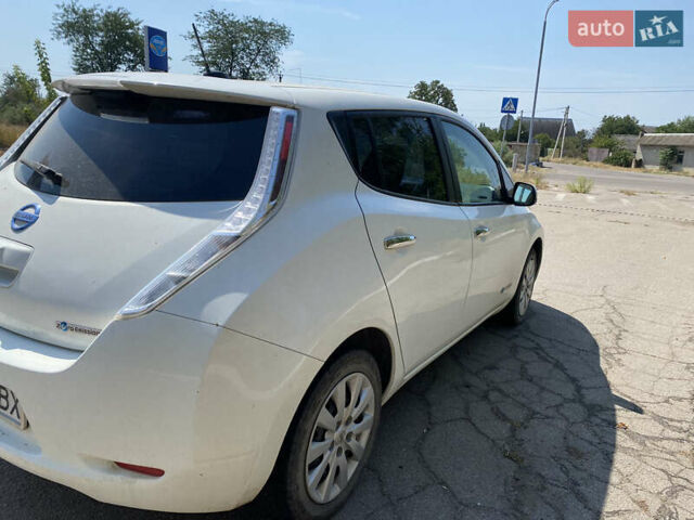 Белый Ниссан Лиф, объемом двигателя 0 л и пробегом 89 тыс. км за 9000 $, фото 10 на Automoto.ua