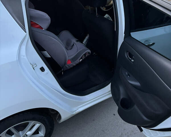 Білий Ніссан Ліф, об'ємом двигуна 0 л та пробігом 114 тис. км за 6999 $, фото 14 на Automoto.ua
