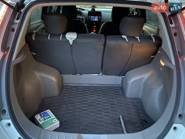 Белый Ниссан Лиф, объемом двигателя 0 л и пробегом 102 тыс. км за 6990 $, фото 18 на Automoto.ua