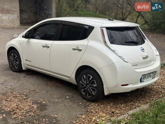 Білий Ніссан Ліф, об'ємом двигуна 0 л та пробігом 166 тис. км за 6500 $, фото 1 на Automoto.ua