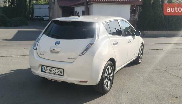 Белый Ниссан Лиф, объемом двигателя 0 л и пробегом 126 тыс. км за 10000 $, фото 3 на Automoto.ua