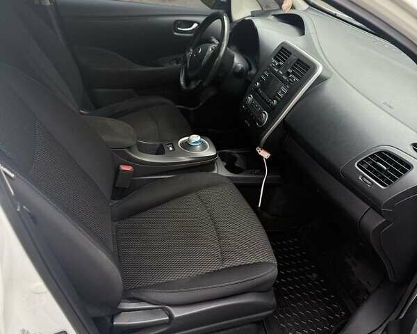 Білий Ніссан Ліф, об'ємом двигуна 0 л та пробігом 166 тис. км за 6500 $, фото 5 на Automoto.ua