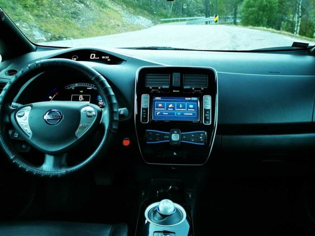 Белый Ниссан Лиф, объемом двигателя 0 л и пробегом 50 тыс. км за 4700 $, фото 18 на Automoto.ua