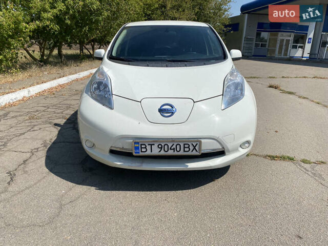Белый Ниссан Лиф, объемом двигателя 0 л и пробегом 89 тыс. км за 9000 $, фото 17 на Automoto.ua