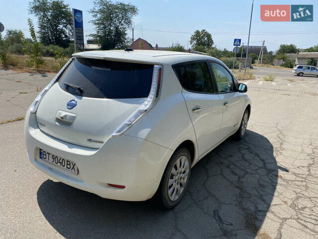 Белый Ниссан Лиф, объемом двигателя 0 л и пробегом 89 тыс. км за 9000 $, фото 9 на Automoto.ua