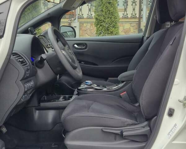 Белый Ниссан Лиф, объемом двигателя 0 л и пробегом 73 тыс. км за 5900 $, фото 34 на Automoto.ua