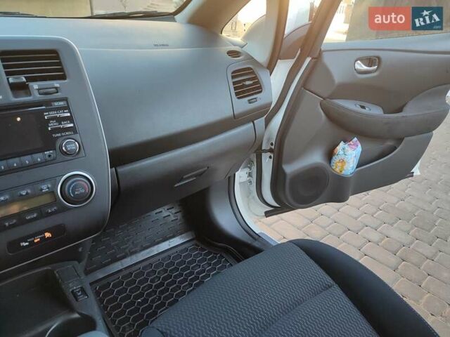 Белый Ниссан Лиф, объемом двигателя 0 л и пробегом 82 тыс. км за 13200 $, фото 13 на Automoto.ua