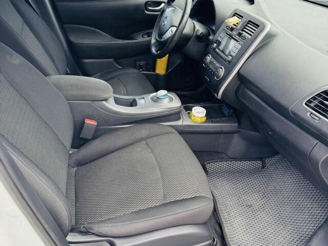 Білий Ніссан Ліф, об'ємом двигуна 0 л та пробігом 126 тис. км за 6500 $, фото 6 на Automoto.ua