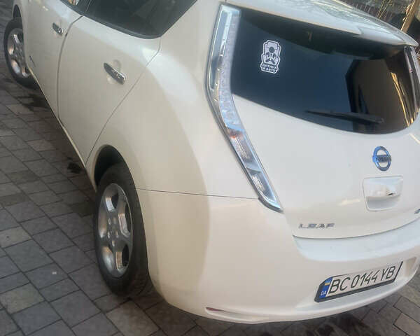 Белый Ниссан Лиф, объемом двигателя 0 л и пробегом 105 тыс. км за 6950 $, фото 2 на Automoto.ua