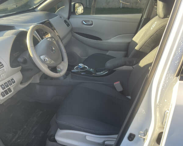 Белый Ниссан Лиф, объемом двигателя 0 л и пробегом 171 тыс. км за 5900 $, фото 5 на Automoto.ua