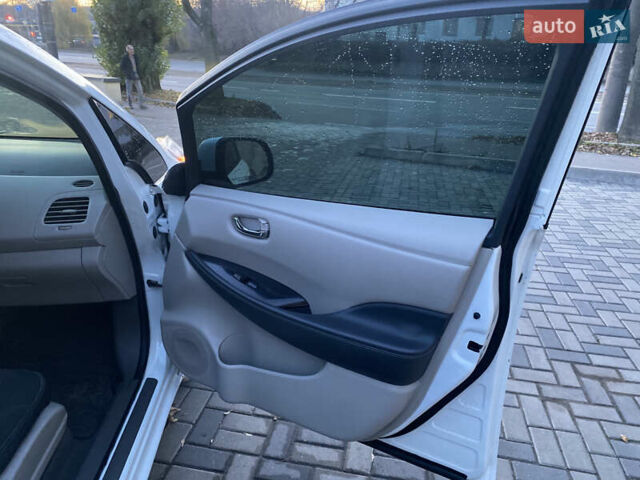 Белый Ниссан Лиф, объемом двигателя 0 л и пробегом 102 тыс. км за 6990 $, фото 13 на Automoto.ua