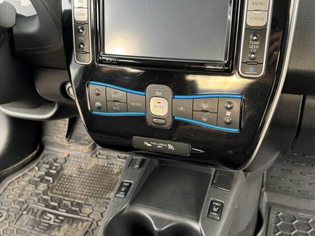 Білий Ніссан Ліф, об'ємом двигуна 0 л та пробігом 65 тис. км за 7500 $, фото 4 на Automoto.ua