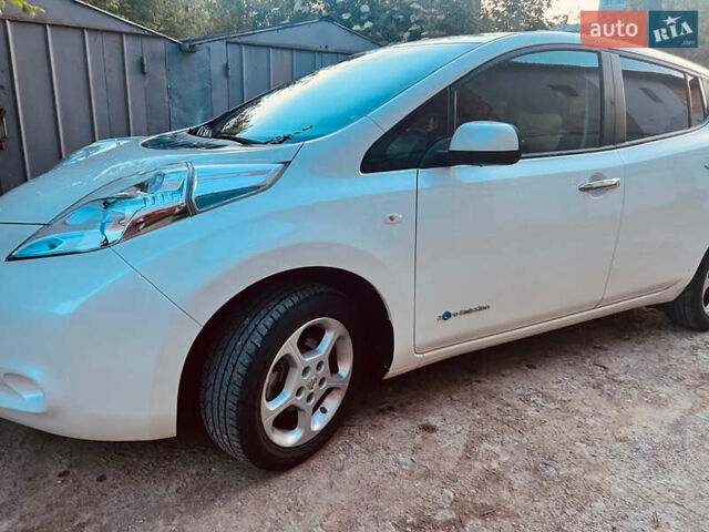 Белый Ниссан Лиф, объемом двигателя 0 л и пробегом 147 тыс. км за 6500 $, фото 1 на Automoto.ua