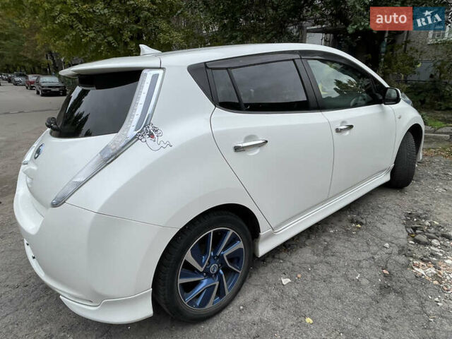 Белый Ниссан Лиф, объемом двигателя 0 л и пробегом 111 тыс. км за 7500 $, фото 19 на Automoto.ua