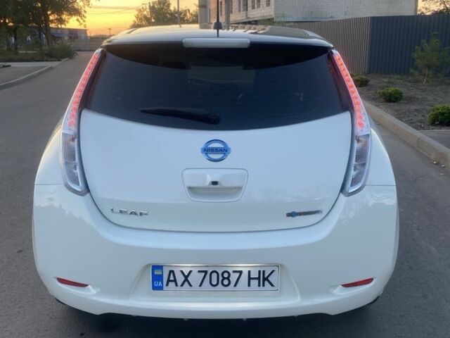 Белый Ниссан Лиф, объемом двигателя 0 л и пробегом 95 тыс. км за 8000 $, фото 3 на Automoto.ua