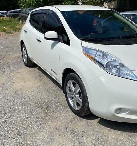 Белый Ниссан Лиф, объемом двигателя 0 л и пробегом 101 тыс. км за 7300 $, фото 6 на Automoto.ua