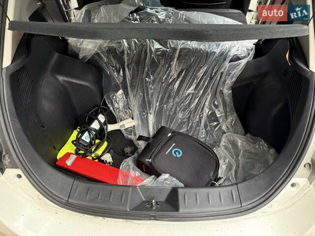 Белый Ниссан Лиф, объемом двигателя 0 л и пробегом 103 тыс. км за 7590 $, фото 51 на Automoto.ua