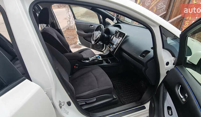 Белый Ниссан Лиф, объемом двигателя 0 л и пробегом 111 тыс. км за 7500 $, фото 8 на Automoto.ua