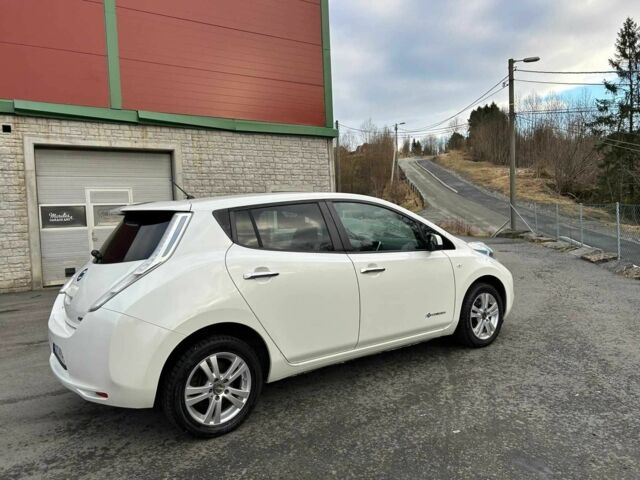 Білий Ніссан Ліф, об'ємом двигуна 0 л та пробігом 94 тис. км за 4750 $, фото 4 на Automoto.ua