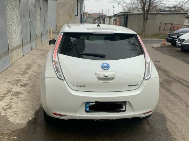 Белый Ниссан Лиф, объемом двигателя 0 л и пробегом 172 тыс. км за 6800 $, фото 3 на Automoto.ua