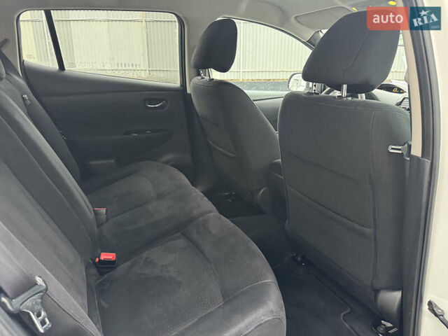 Белый Ниссан Лиф, объемом двигателя 0 л и пробегом 110 тыс. км за 6500 $, фото 12 на Automoto.ua