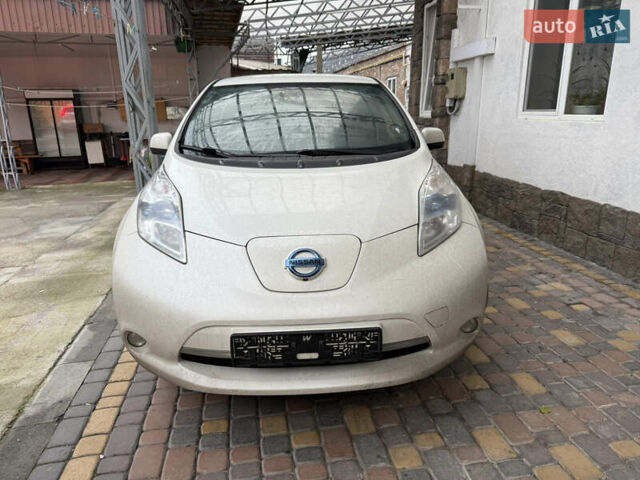 Белый Ниссан Лиф, объемом двигателя 0 л и пробегом 103 тыс. км за 7590 $, фото 6 на Automoto.ua