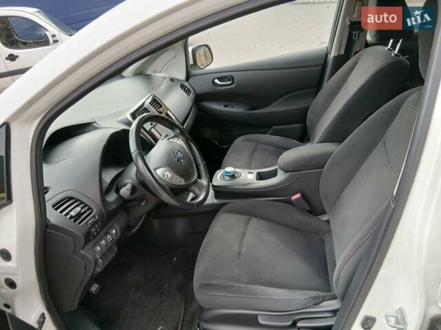 Белый Ниссан Лиф, объемом двигателя 0 л и пробегом 59 тыс. км за 5400 $, фото 7 на Automoto.ua
