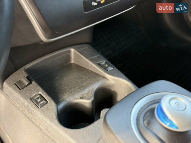 Белый Ниссан Лиф, объемом двигателя 0 л и пробегом 140 тыс. км за 5300 $, фото 5 на Automoto.ua