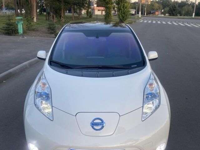 Белый Ниссан Лиф, объемом двигателя 0 л и пробегом 95 тыс. км за 8000 $, фото 6 на Automoto.ua