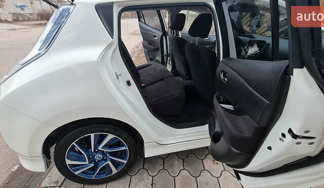 Белый Ниссан Лиф, объемом двигателя 0 л и пробегом 111 тыс. км за 7500 $, фото 7 на Automoto.ua