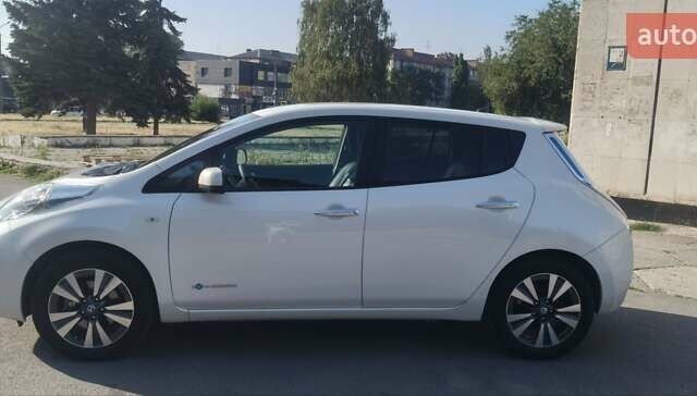 Белый Ниссан Лиф, объемом двигателя 0 л и пробегом 126 тыс. км за 10000 $, фото 1 на Automoto.ua