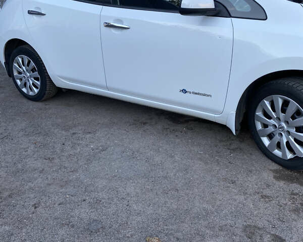 Білий Ніссан Ліф, об'ємом двигуна 0 л та пробігом 122 тис. км за 6500 $, фото 2 на Automoto.ua